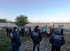 Избивали и морили голодом: под Одессой из трудового рабства освободили 30 человек