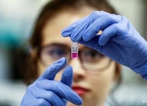 На украинцах из двух городов испытают новые вакцины