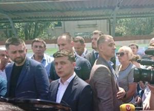 Зеленский в Николаеве: жители остановили кортеж президента (фото)