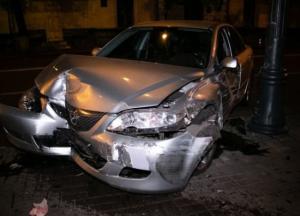В Киеве пьяная женщина на Mercedes влетела в дом (видео)