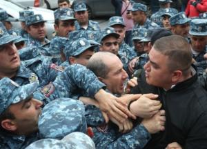 В Армении столкновения с полицией: что известно о протестах и причем тут убитая беременная женщина (видео)