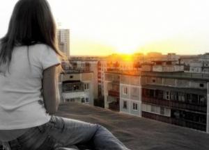 В Харькове девочка-подросток спрыгнула с крыши высотки на глазах у подруги