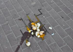 В Харькове кандидата в депутаты забросали яйцами и облили зеленкой (видео)