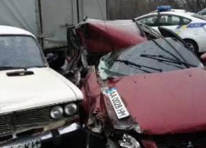 В Киеве пьяный водитель врезался в 6 авто: из-за ДТП задерживается движение троллейбусов (видео)