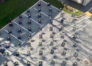 Из-за карантина в Днепре сессию горсовета провели на парковке (фото)