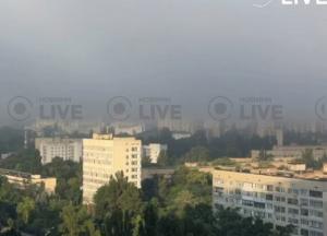 Київ затягнуло димом після нічної балістичної атаки, горять склади в Голосіївському районі (відео)