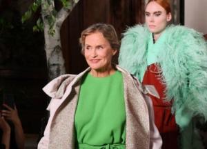 Известная 75-летняя супермодель упала на подиуме (фото)