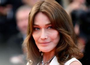 В кожаных брюках и на шпильках: 51-летняя Карла Бруни удивила стильным луком (фото)