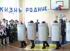 «Палкой сверху, бей!»: в российской школе показали разгон митинга (видео)