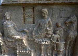 В Турции нашли редкую погребальную плиту возрастом 1900 лет