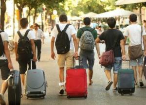 Премьер призвал украинцев воздержаться от междугородних поездок