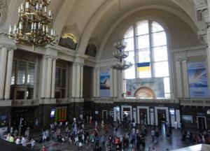 На вокзале в Киеве женщина ударила полицейского, а мужчина распылил ему в лицо газ