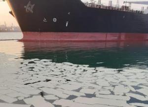 В порту Южном произошло аварийное загрязнение вод