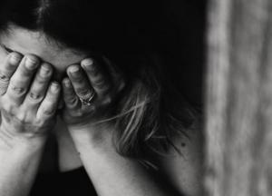 В Киеве будут судить мужчину, который издевался над родной сестрой