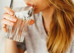 Диетолог назвала норму воды при похудении