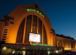 "Ворота столицы" превратились в клоаку: в сети показали ужасы киевского вокзала (видео)