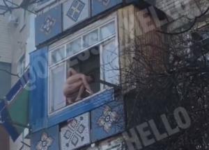 В Черноморске спасатели сняли с балкона голого мужчину (видео)