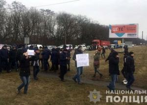 На Ровенщине протестующие против строительства завода перекрыли дорогу (фото)