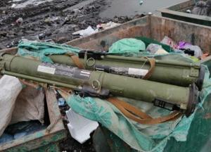 В Житомире в мусорник выбросили гранатометы (фото)