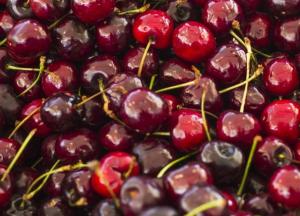 Диетологи выяснили, что полезнее: вишня или черешня