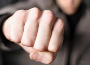 В Днепре неизвестный мужчина нападает на девушек, бьет в лицо и убегает (фото)