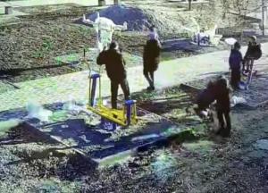 В Житомире мужчина избил женщину с ребенком на руках (видео)