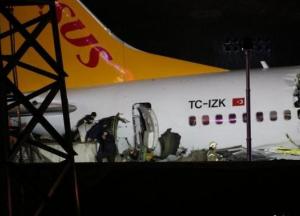 Развалился на части: в аэропорту Стамбула потерпел крушение самолет (фото, видео)