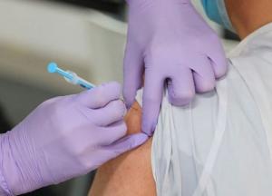 Отстраненным за нежелание вакцинироваться не будут платить больничные