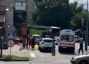 З "Макдональдса" у Черкасах винесли закривавленого чоловіка, він стріляв сам у себе (відео)