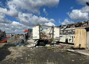Відео з епіцентру удару по Дніпру: ціллю стали склади "АТБ" (фото, відео)