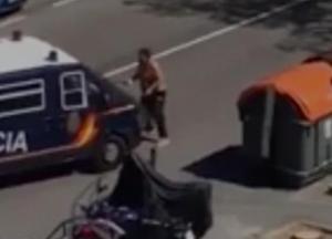 В Испании полуголый мужчина с оружием протестует против карантина (видео)