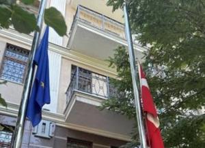 Посольство Данії в Україні приспустило прапори вшановуючи пам'ять Короля Норвегії
