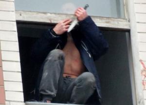 Хмельничанин из ревности зарезал жену и пытался спрыгнуть с крыши (фото)