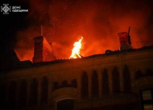 Росія атакувала Одесу великої кількістю ударних дронів: зруйновані понад 20 будинків, поранення у людей не легкі (відео)