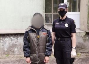 Приползла к соседу: в Луганской области мать посадила дочку на цепь для "воспитания"