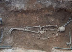 Археологи нашли гробницу с останками женщины, которую похоронили на кровати