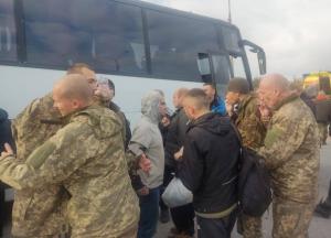 З російського полону звільнені 52 українці: стало відомо, хто повернувся додому (відео)