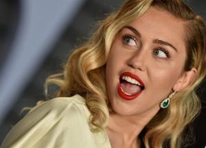 Майли Сайрус удивила обнаженным фото в гробу