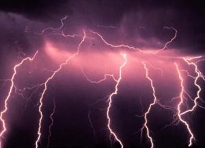 Ученые зафиксировали необычную 90 километровую молнию