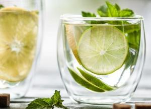 Медики назвали самые полезные напитки в жару