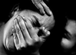 В Харькове на территории психбольницы изнасиловали женщину