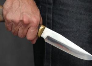 В Киеве мужчина полоснул ножом по горлу свою соседку