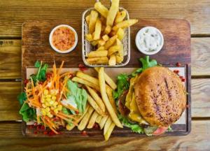 Онкологи назвали продукты, повышающие риск рака груди