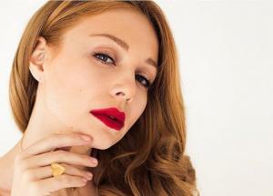 Тина Кароль показала соблазнительный снимок в женственном наряде (фото)