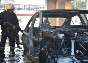 В Одессе на неработающем заводе сгорели шесть авто