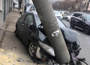 Из-за страшного ДТП в Одессе столб упал на дом (фото)