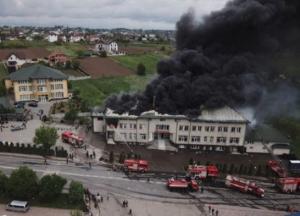 В Черновицкой области загорелся склад автомобильных покрышек (фото)