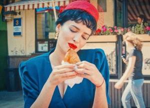 Даша Астафьева в обольстительном ретро-платье эротично ела киевскую перепичку (видео)