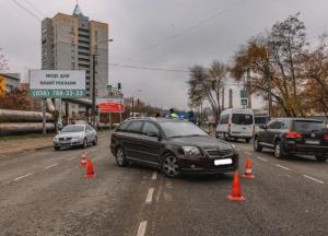В Днепре водитель «Таврии» чуть не врезался в Toyota, избил мужчину и прокатил его на капоте (фото)