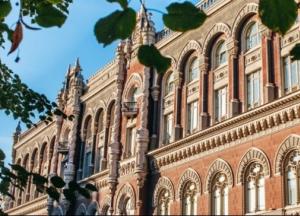 НБУ потратил миллиард долларов на поддержку гривны